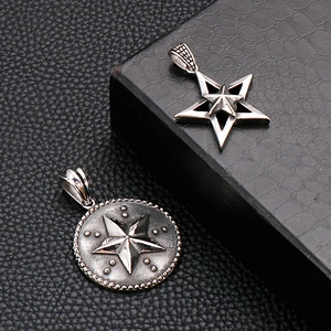 Pendentifs en acier titane avec pentagramme double couche et plaque étoile argentée
