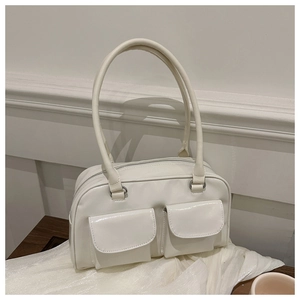 Dettaglio borsa bianca in pelle PU con doppie tasche frontali e chiusura a zip superiore