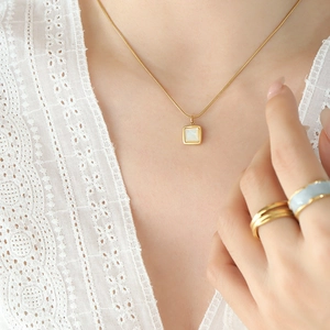 Collier français avec pendentif carré en nacre blanche et chaîne serpent plaquée or 18K