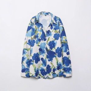 Chemise à manches longues en satin pour femmes avec imprimé floral bleu sur fond blanc
