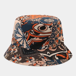 Dettaglio della stampa floreale bohémien e cuciture rinforzate del cappello a secchiello