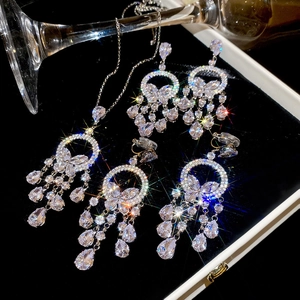 Détail macro de l'ensemble bijoux luxe argent zircon avec collier et boucles en boîte velours