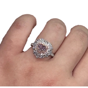 Anello halo in argento con diamante rosa a cuore e pavé scintillante sul dito