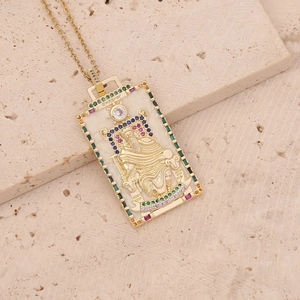 Détail du collier carte de tarot L'Empereur avec cristaux colorés et métal doré