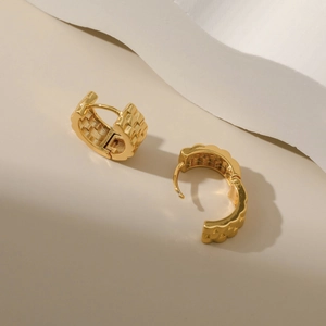18K gold hoop earrings featuring 3D checkerboard texture and secure snap closure