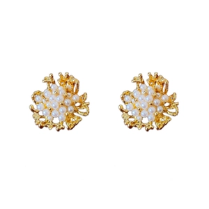 Orecchini vintage a fiore dorati con eleganti perle bianche e design in metallo cavo