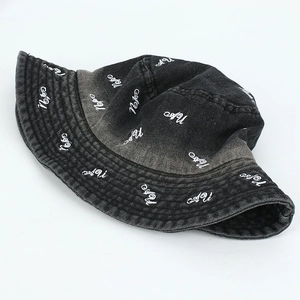 Gros plan sur la texture denim délavé et la broderie blanche sur ce chapeau bob rétro