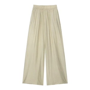 Détail d'un pantalon large taille haute en satin beige brillant avec taille élastique
