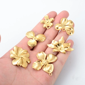 18k gold plated titanium steel flower pendants for DIY jewelry making accessories