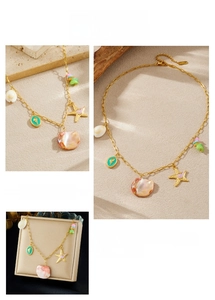 Vue détaillée du pendentif étoile de mer et coquillages avec perles colorées