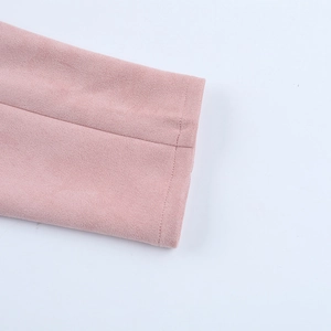 Detail von rosa Wildlederimitat mit glatten Nähten und weicher Textiltextur