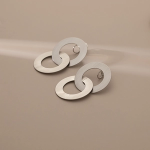 Boucles d'oreilles doubles anneaux argentés brossés avec cercles entrelacés minimalistes