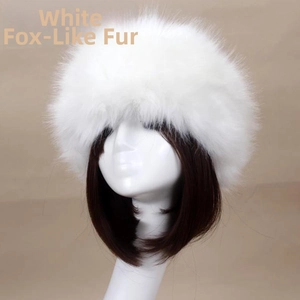 Détail du bonnet en fausse fourrure de renard blanche de style cosaque pour l'hiver