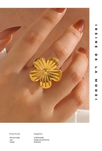Détail de la bague fleur plaquée or 18 carats au doigt avec texture polie brillante