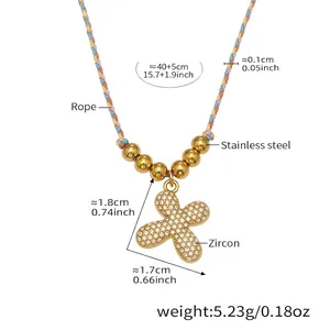 Gros plan du collier en corde tressée colorée avec pendentif zircon et perles d'acier