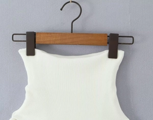 Dettaglio della trama del tessuto a coste bianche del cardigan e della gonna a tubino