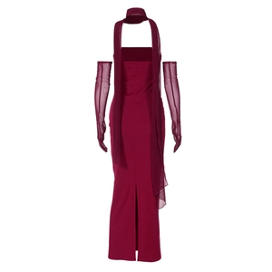Détail d'une robe bustier bordeaux avec manches en mesh et écharpe assorties
