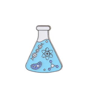 Detail der Chemieflaschen-Brosche aus Metall mit blauem Emaille- und DNA-Helix-Design