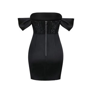 Vue arrière d'une mini robe noire à épaules dénudées avec corset à paillettes et zip au dos