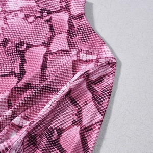 Gros plan détaillé de l'imprimé serpent rose sur tissu en soie glacée lisse pour robe moulante