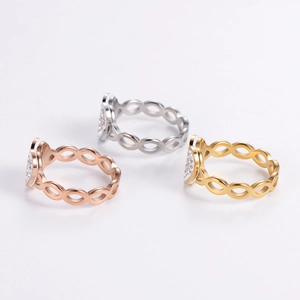 Anelli a cuore traforato con cristalli nelle varianti oro rosa, argento e oro