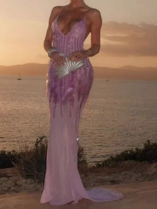 Elegantes lavendelfarbenes Abendkleid mit V-Ausschnitt, Federn und fließendem Rock