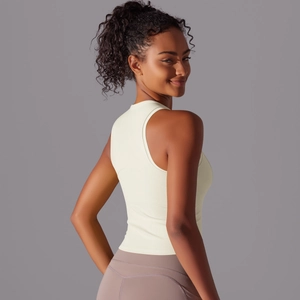 Vue arrière d'un débardeur de yoga beige en nylon moulant pour le fitness féminin