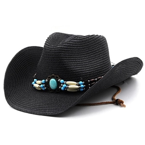 Detail eines schwarzen Stroh-Cowboyhuts mit Türkisperlen und verstellbarem Kinnband