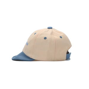 Casquette bébé en coton à bord court avec design patchwork rétro beige et bleu