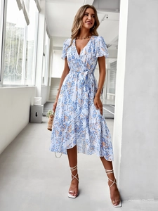 Vue détaillée d'une robe cache-cœur à col en V pour femme avec imprimé floral bleu et orange