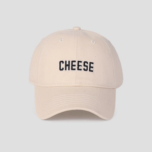 Nahaufnahme der beigen Baumwoll-Baseballkappe mit schwarzer 3D CHEESE Stickerei