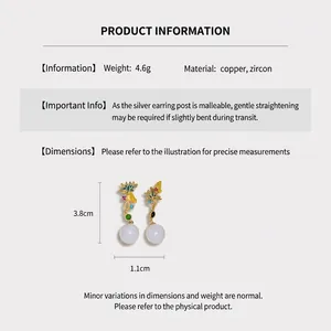 Dettaglio dimensioni orecchini loto con zirconi che misurano 3,8 cm per 1,1 cm