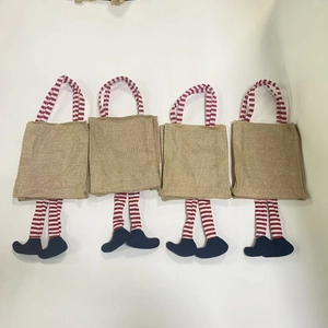 Set di quattro sacchetti regalo natalizi in tela con gambe di elfo a strisce
