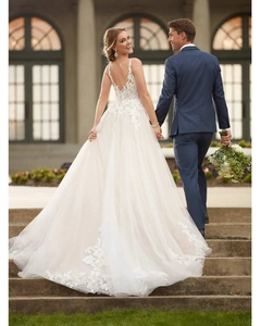 Robe de mariée trapèze élégante en dentelle blanche avec dos en V et traîne en tulle