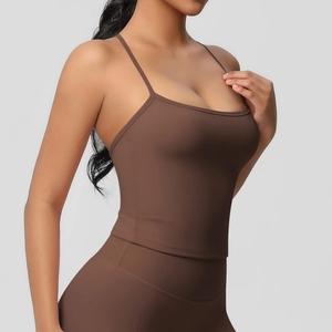 Dettaglio del top da yoga e leggings marrone caffè in tessuto spazzolato opaco bifacciale