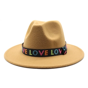 Détail du chapeau fedora en laine kaki avec ruban noir et broderie LOVE colorée