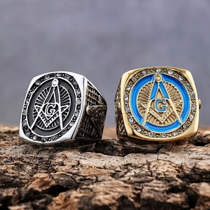 Vintage Freimaurer AG Ring aus Edelstahl mit Diamanten auf rustikaler Baumrinde