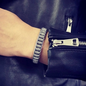 Gros plan d'un bracelet en métal vintage avec mantra à six mots sur cuir noir.