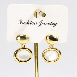 Vue détaillée des boucles d'oreilles ovales plaquées or avec nacre blanche