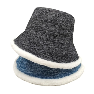 Lot de bobs en denim gris et bleu avec doublure en fausse fourrure pour l'hiver