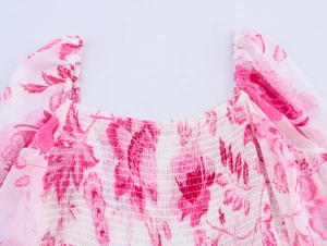 Détail de l'encolure carrée avec smocks et imprimé floral rose sur tissu mousseline