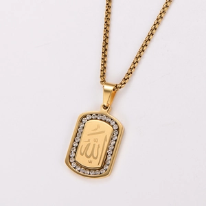 Détail du pendentif carré plaqué or 18k serti de cristaux avec gravure arabe