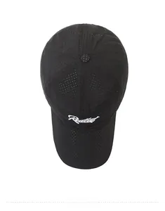 Vue de dessus d'une casquette de baseball noire respirante avec broderie Realist
