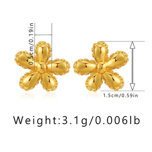 Detailed view of 18K gold irregular flower earrings with exact size and weight dimensions