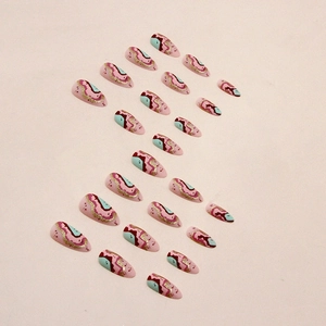 Faux ongles amande avec textures marbrées colorées et détails dorés scintillants