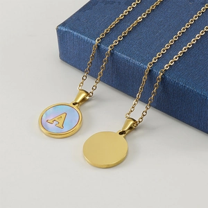 Collier plaqué or 18 carats avec pendentif rond en nacre bleue et lettre A dorée gravée
