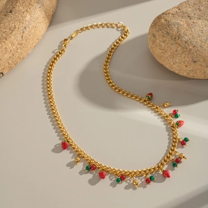 Dettaglio della collana con ciondolo fragola placcata oro 18K su pietre naturali
