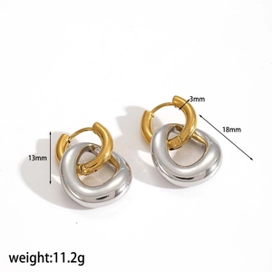Boucles d'oreilles bicolores entrelacées or et argent avec indications de taille
