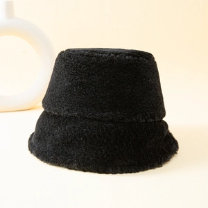 Bob d'hiver épais en polaire noire avec un design en peluche minimaliste et chic