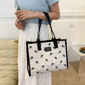 Sac fourre-tout matelassé blanc avec motifs roses noirs et doubles anses pour le quotidien